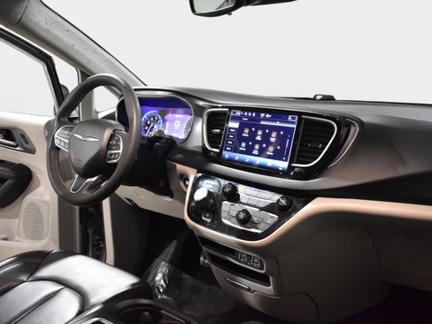 Used 2023 Chrysler Pacifica Touring-L FWD image 29