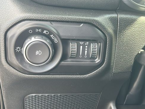 Used 2022 Jeep Wrangler Unlimited Sahara AWD/4WD image 16