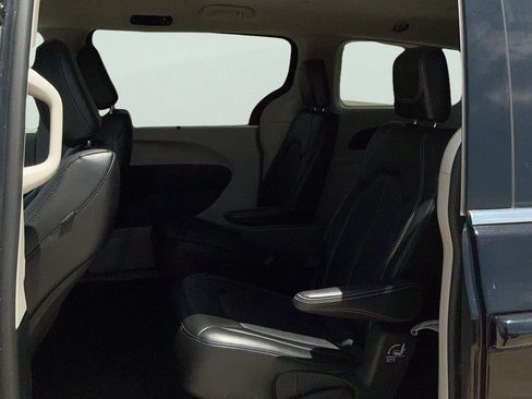 Used 2024 Chrysler Pacifica Touring-L FWD image 15