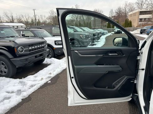 Used 2024 GMC Acadia AT4 w/ Luxury Package image 13