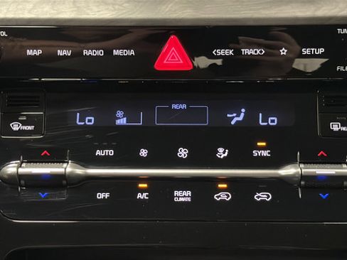 Used 2024 Kia Carnival EX FWD image 17