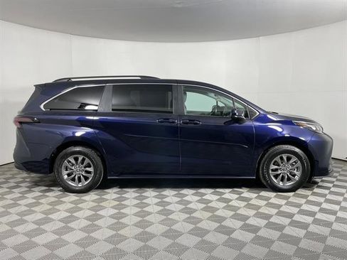 Used 2024 Toyota Sienna LE image 7