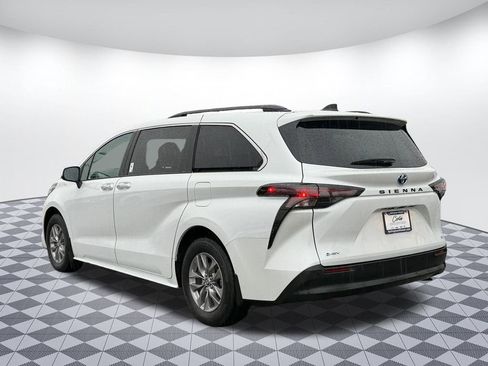 Used 2025 Toyota Sienna XLE image 5