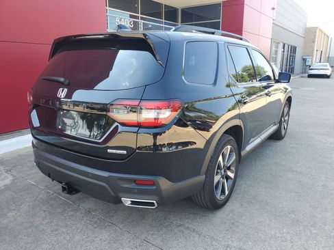 Used 2023 Honda Pilot Touring image 6