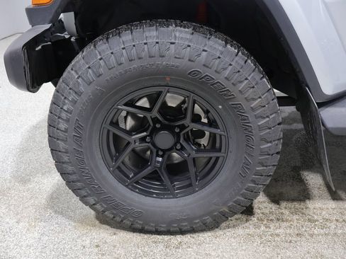 Used 2022 Jeep Gladiator Overland w/ Cold Weather Group image 10