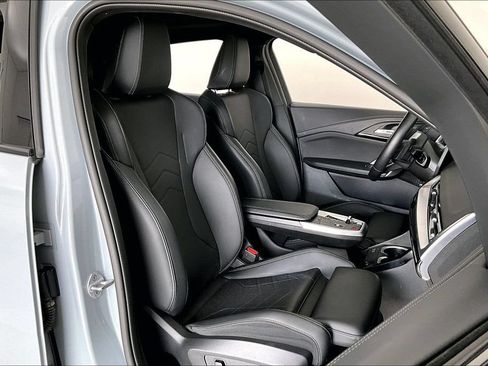 Used 2025 BMW X2 xDrive28i AWD/4WD image 9