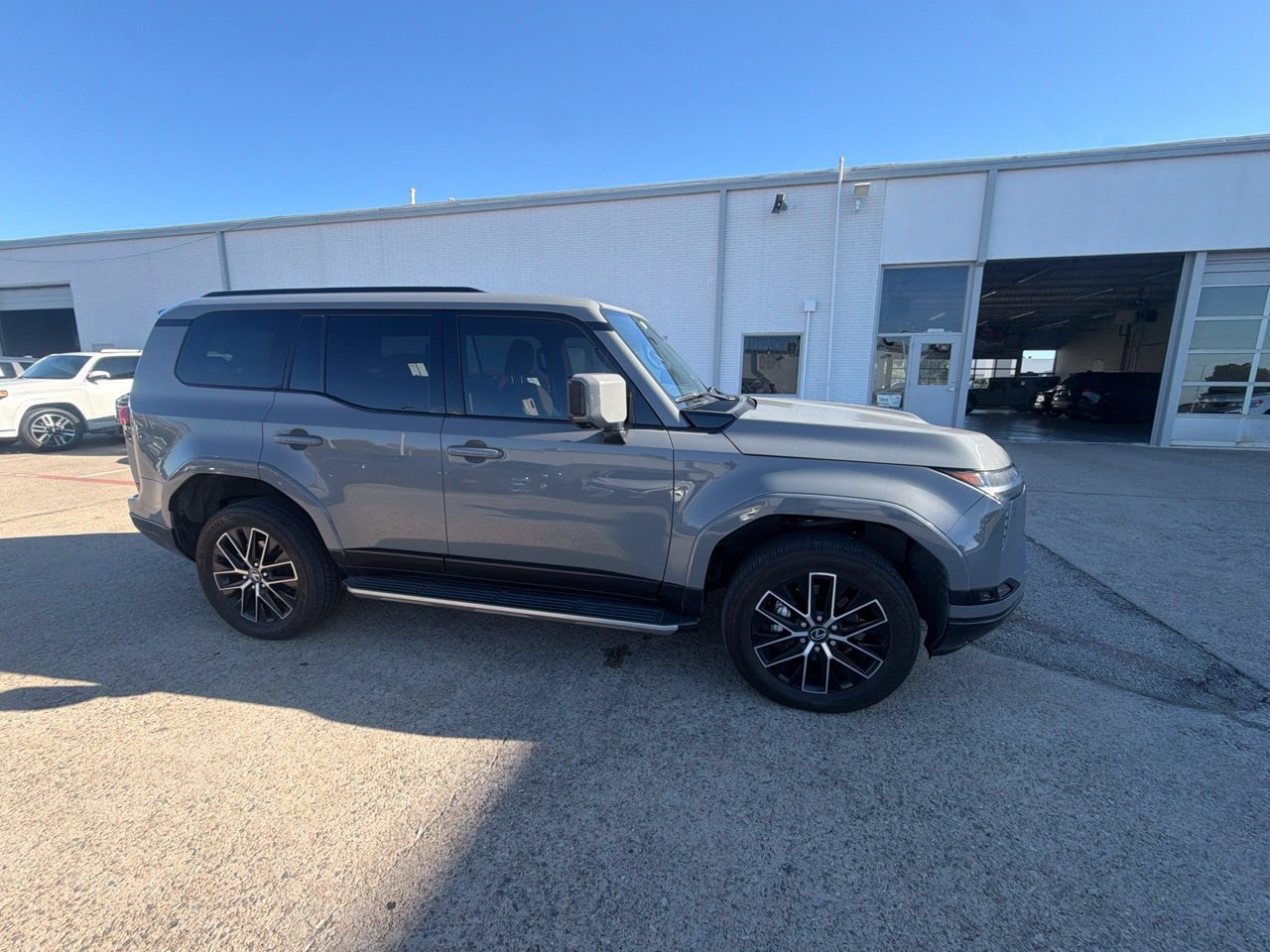 Used 2025 Lexus GX 550 w/ Accessory Package (2T) AWD/4WD image 2