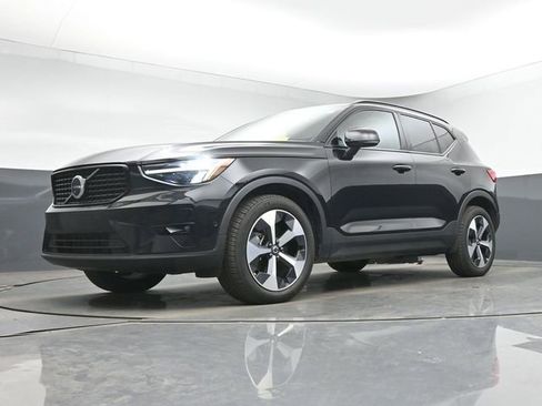 Used 2025 Volvo XC40 B5 Plus AWD/4WD image 17