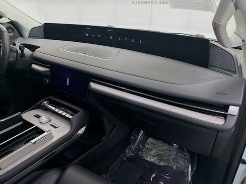 Used 2025 Lincoln Navigator Reserve image 32