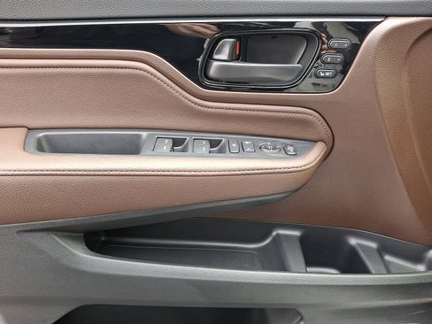 Certified 2025 Honda Odyssey Touring image 11