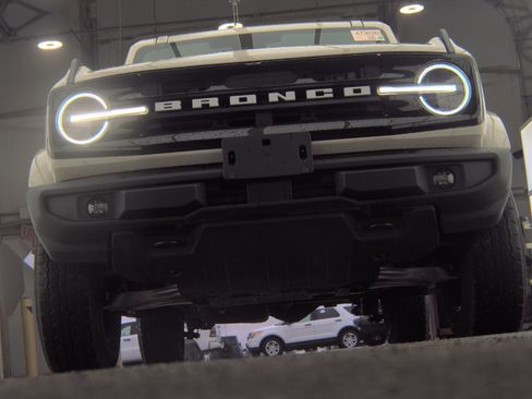 Used 2025 Ford Bronco Outer Banks image 3