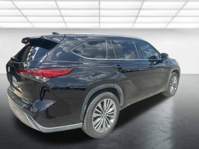Used 2021 Toyota Highlander Platinum FWD image 4