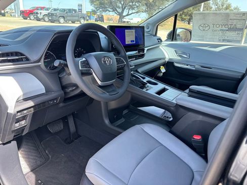 New 2026 Toyota Sienna XLE image 7