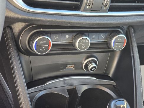 Used 2018 Alfa Romeo Stelvio AWD image 18