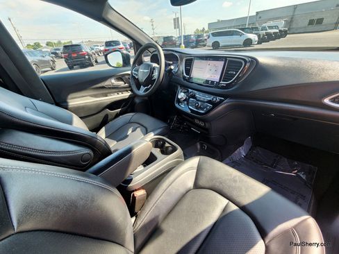Used 2025 Chrysler Pacifica Select FWD image 47