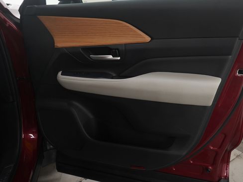 Used 2024 Toyota Grand Highlander Limited image 11