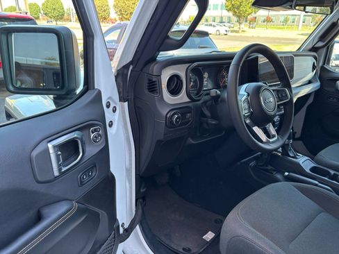 Used 2025 Jeep Wrangler Unlimited Sahara AWD/4WD image 33