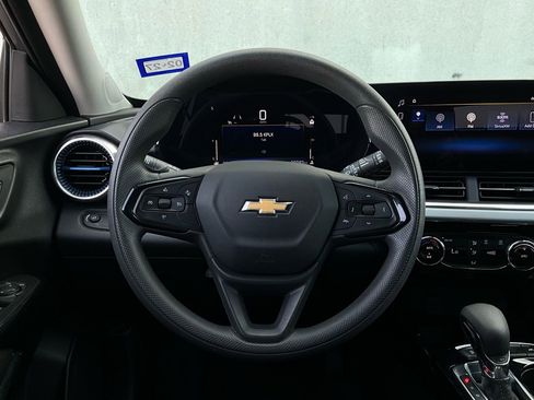 Used 2025 Chevrolet Trax LT image 31