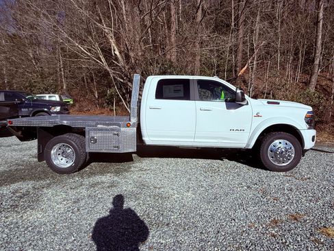 New 2026 RAM 4500 4x4 Crew Cab DRW w/ Laramie Trim Package image 3