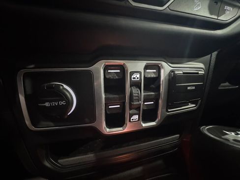 Used 2018 Jeep Wrangler Unlimited Sahara image 24