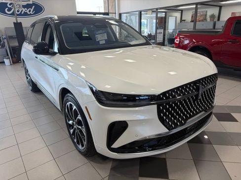 Used 2025 Lincoln Nautilus Reserve AWD/4WD image 2
