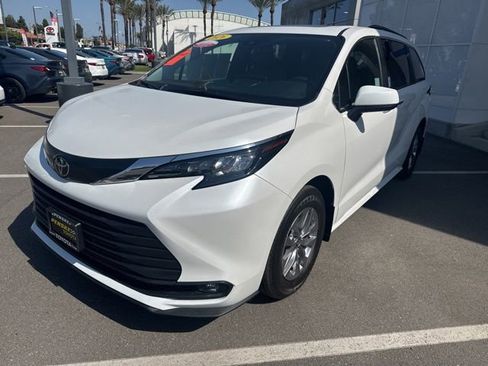 Certified 2026 Toyota Sienna XLE FWD image 15