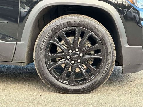 Used 2023 GMC Acadia SLT w/ Elevation Edition image 7