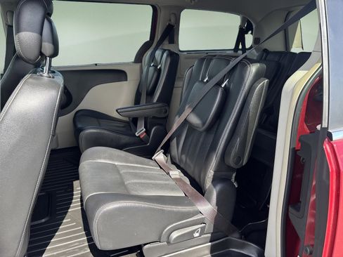 Used 2015 Chrysler Town & Country Touring-L w/ Driver Convenience Group image 12