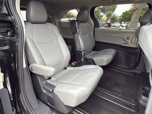 Used 2024 Toyota Sienna XLE image 39