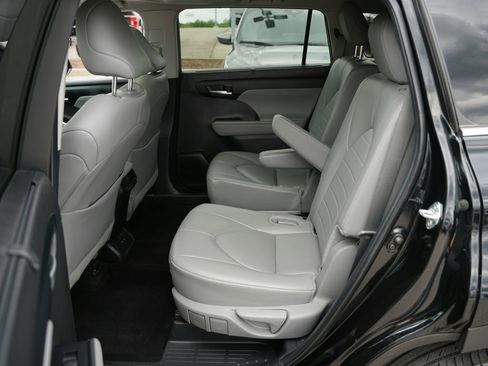 Used 2024 Toyota Highlander XLE FWD image 24