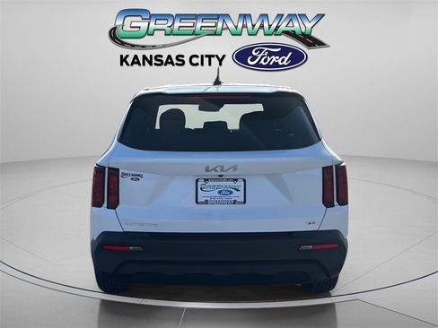 Used 2023 Kia Sorento LX image 6
