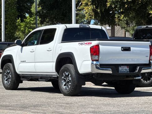 Certified 2017 Toyota Tacoma TRD Off-Road AWD/4WD image 5