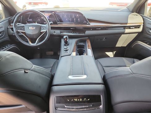 Used 2024 Cadillac Escalade Luxury RWD image 11