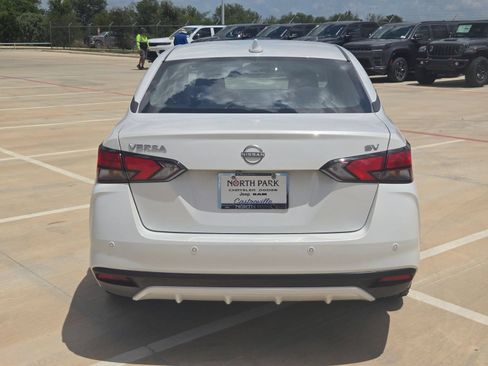 Used 2024 Nissan Versa SV FWD image 4