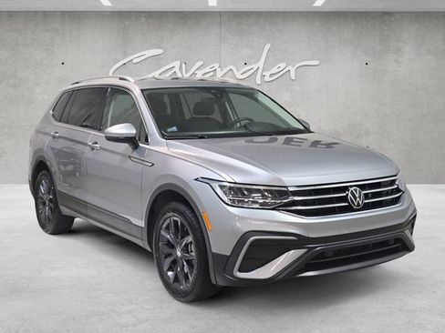 Used 2024 Volkswagen Tiguan SE FWD image 2