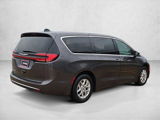 Used 2023 Chrysler Pacifica Touring-L FWD image 5