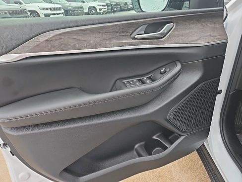 New 2026 Jeep Grand Cherokee Altitude image 30