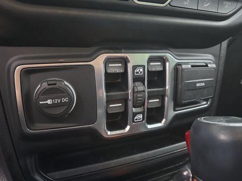 Used 2019 Jeep Wrangler Unlimited Sahara AWD/4WD image 25
