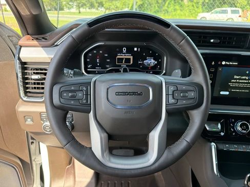 Used 2025 GMC Sierra 1500 Denali w/ Technology Package AWD/4WD image 16