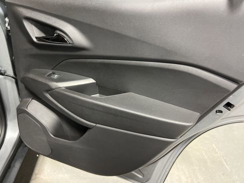 Used 2025 Chevrolet Trax LT w/ LT Convenience Package image 12