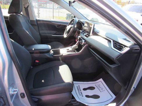 Used 2025 Toyota RAV4 LE image 9