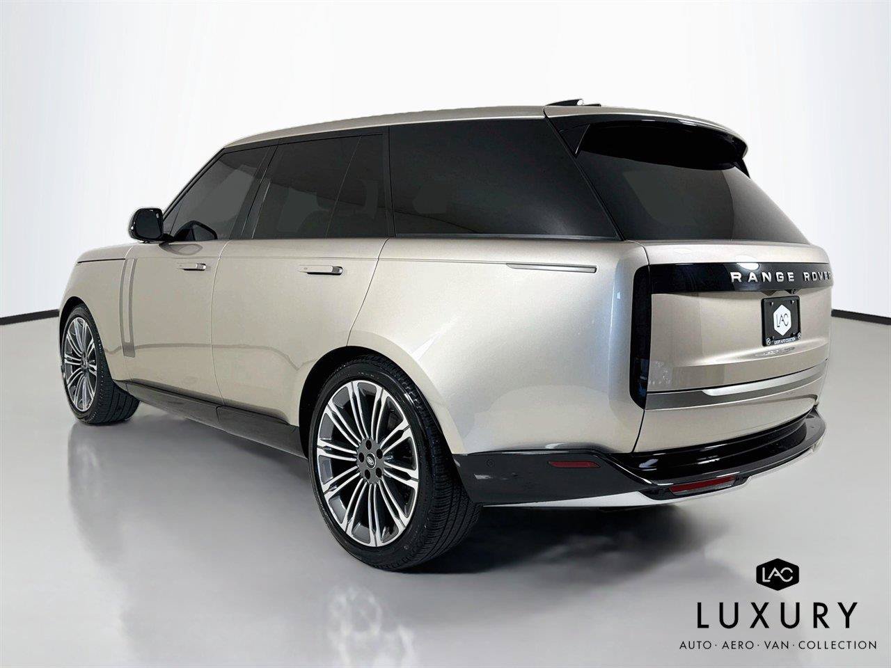 Used 2024 Land Rover Range Rover SE AWD/4WD image 7
