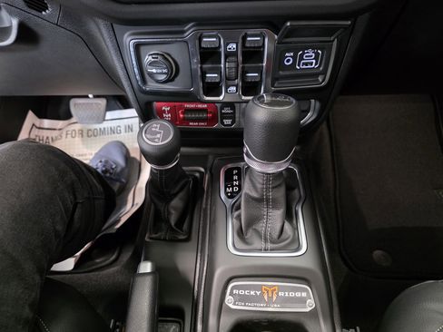 New 2025 Jeep Gladiator Rubicon w/ Convenience Group image 16