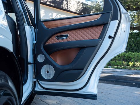 Used 2023 Bentley Bentayga image 54