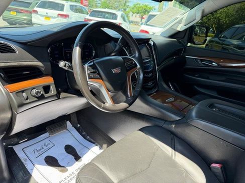 Used 2018 Cadillac Escalade ESV 2WD image 17