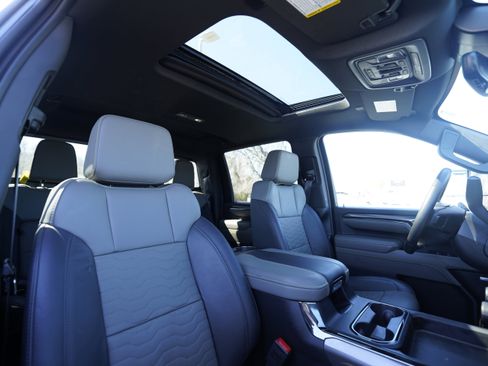 Used 2025 Chevrolet Silverado 2500 ZR2 w/ Technology Package image 27