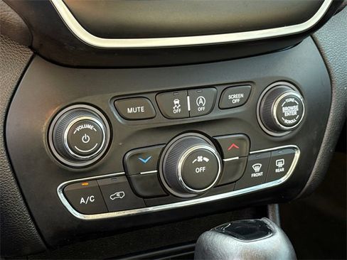 Used 2021 Jeep Cherokee Latitude Plus image 24