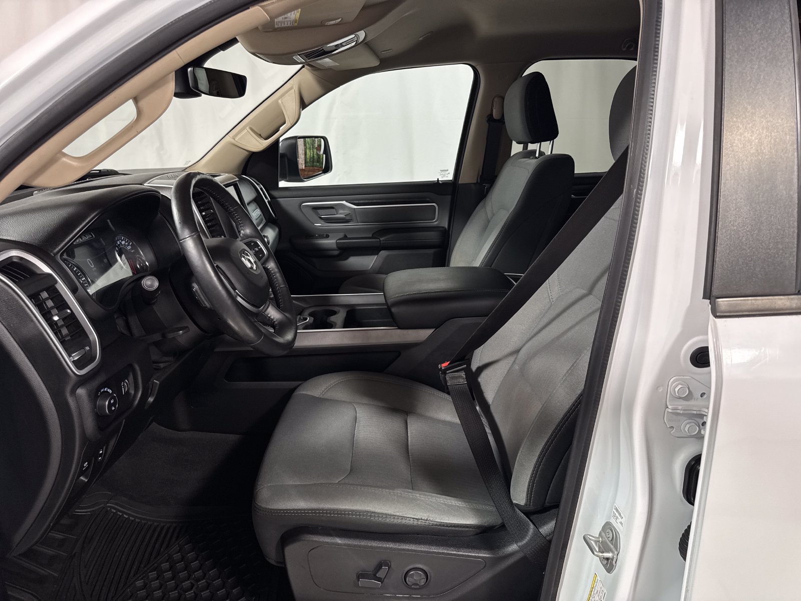 Used 2020 RAM 1500 Big Horn AWD/4WD image 3