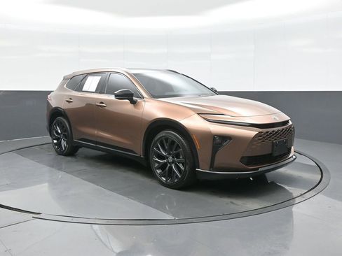 Certified 2025 Toyota Crown Signia image 1