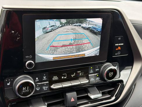Used 2023 Toyota Highlander XLE AWD/4WD image 26